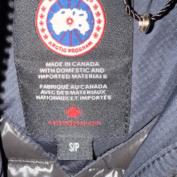 Canada Goose women’s Camp Hoody Puffer Jacket - Picture 4 of 5